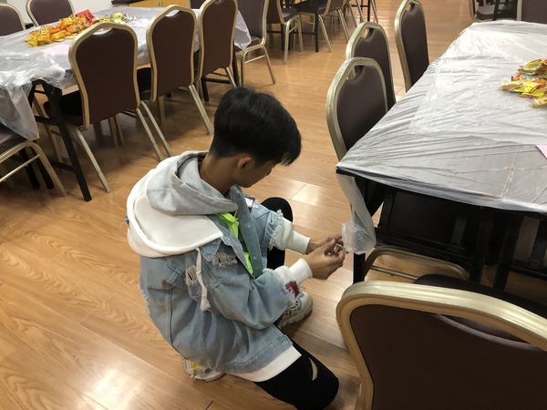 2活动前志愿者们协助布置场地。田小红.jpg