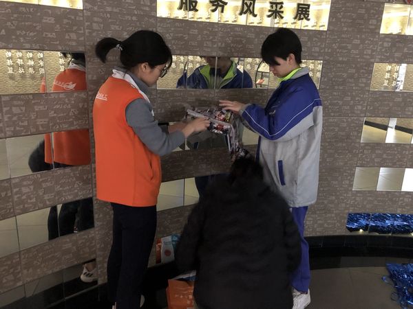 1活动前志愿者们协助布置场地。田小红.jpg