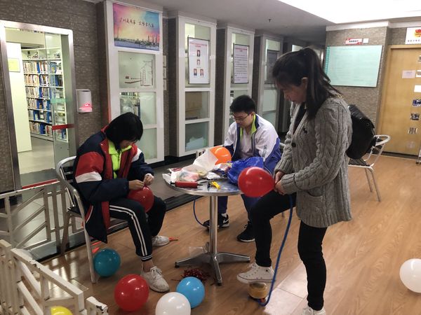 4活动前志愿者们协助布置场地。田小红.jpg