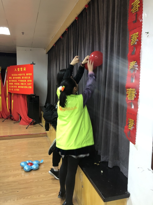 3活动前志愿者们协助布置场地。田小红.jpg